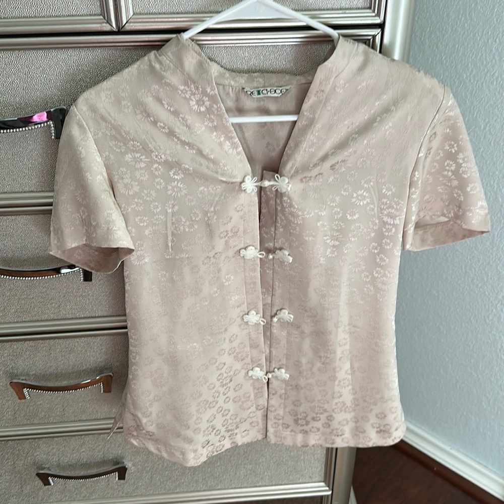 Size XL cream flower oriental design short sleeve blouse with shoulder pads